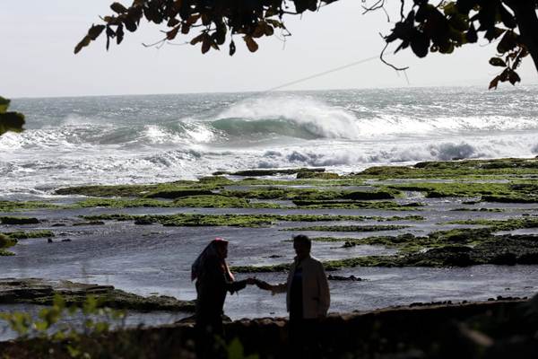  Gelombang Tinggi di Pantai Rancabuaya