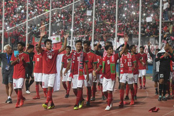 Timnas Indonesia U-16 memberi salam kepada penonton setelah menghajar Timor Leste 3-0./Antara-Zabur Karuru