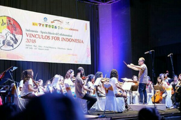  Orkestra Asal Spanyol Ocas Berkolaborasi dengan 70 Musisi Hutumuri