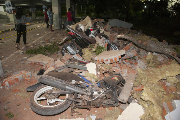  GEMPA LOMBOK, Alimun Peluk Erat Anaknya di Balik Beton