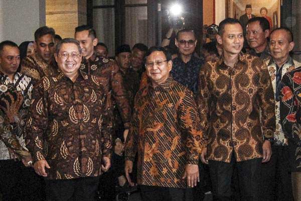 Ketua Umum Partai Demokrat Susilo Bambang Yudhoyono (ketiga kiri) menerima kedatangan Ketua Umum Partai Gerindra Prabowo Subianto sebelum melakukan pertemuan tertutup di kawasan Mega Kuningan, Jakarta, Selasa (24/7/2018)./ANTARA-Dhemas Reviyanto