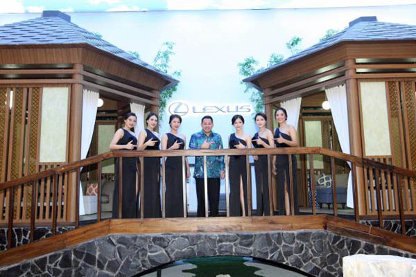 General Manager Lexus Indonesia Adrian Tirtadjaja (tengah), berfoto bersama dengan para model seusai memberikan penjelasan mengenai booth Lexus yang megah dan modern bertema The Royal Majestic Booth pada ajang Gaikindo Indonesia Internasional Auto Show (GIIAS) 2018 di Tangerang, Banten Rabu (8/8). Lexus mengajak pengunjung merasakan pengalaman menjadi tak terlupakan, dengan dilayani layaknya royals./Bisnis-Dedi Gunawan