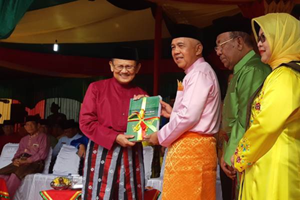  Kenakan Baju Khas Melayu, Habibie Hadiri Perayaan HUT Riau Ke-61