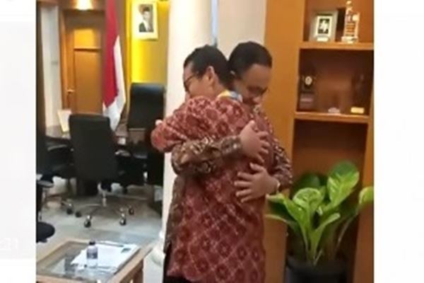  Gelar Perpisahan, Anies Baswedan Rangkul Sandiaga Uno