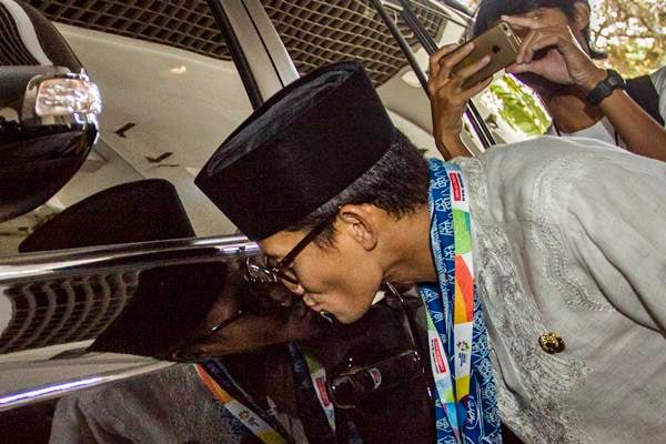  Mundur Sebagai Wagub, Sandiaga Uno Cium Mobil Dinas dan Peluk Anies Baswedan