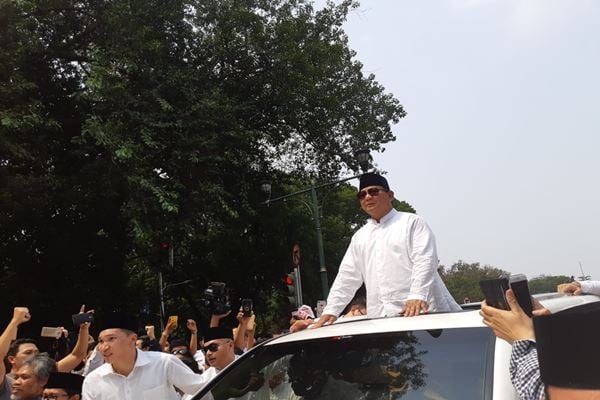  PIPLRES 2019: Bersorban dan Peci, Prabowo-Sandiaga Uno Daftar ke KPU