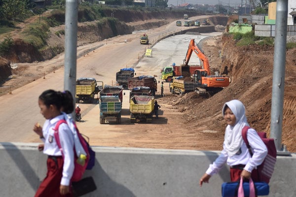 Sejumlah siswa melintasi lokasi pembangunan Tol Semarang-Batang di Ngaliyan, Semarang, Jawa Tengah, Rabu (25/7)./Antara-Aditya Pradana Putra