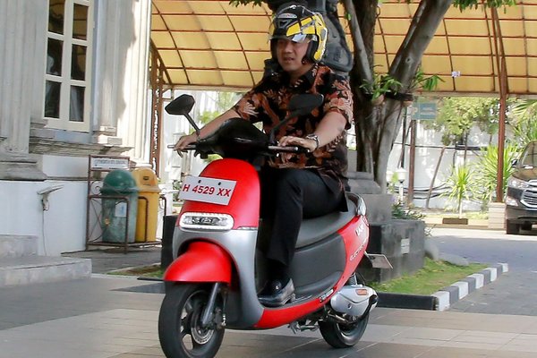  Wali Kota Hendrar Prihadi Kendarai Motor Listrik Buatan Semarang