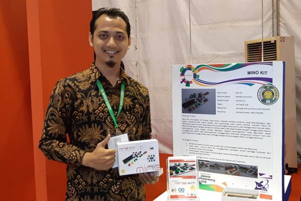 Dwi Budi Prasetyo, CEO Mandike Instrument dengan Mino Kit buatannya, di stan Kemenristekdikti, Ritech Expo 2018./Bisnis-Nur Faizah