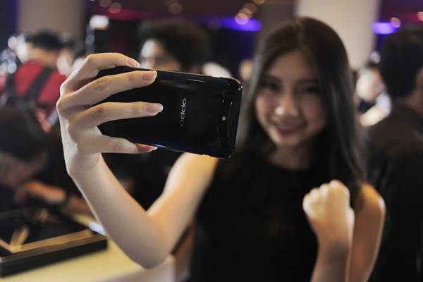  Cahaya Biru dari Ponsel Bisa Bikin Buta
