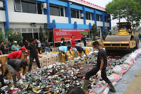  Kantor Wilayah Bea Cukai Sumatera Utara Musnahkan Miras dan Pakaian Bekas