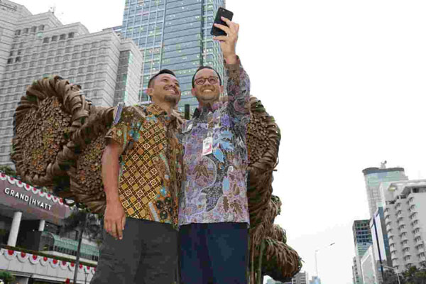  Anies Resmikan Seni Instalasi Bambu Karya Joko Avianto di Bundaran HI