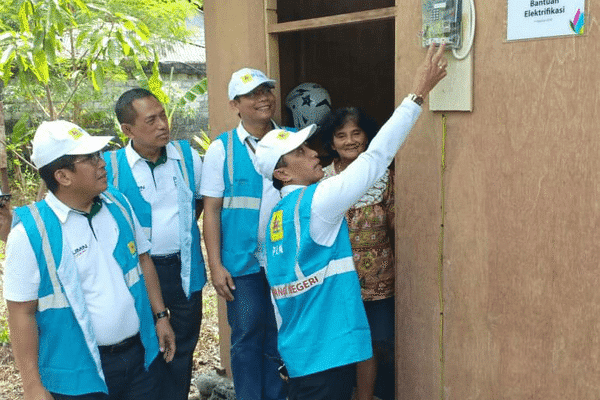  Dukung Pengentasan Kemiskinan, PLN Bantu Elektrifikasi 100 Rumah di Sulut