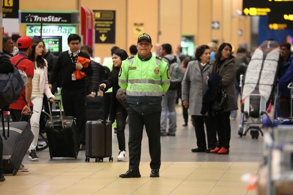 Polisi berpatroli di Bandara Jorge Chavez di Callao, Peru, Kamis (16/8)./Reuters-Mariana Bazo