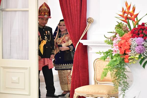  Mesranya, Jokowi dan Iriana di Balik Pintu Istana Jelang  HUT Ke-73 RI