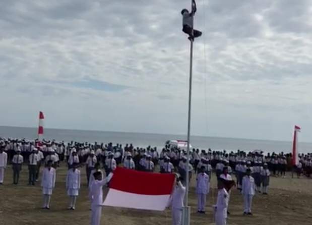  Viral, Bocah SMP Nekat Naik Tiang Bendera Demi Merah-Putih Berkibar