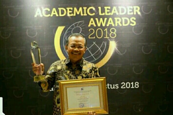  Rektor dan Dosen UNS Raih Academic Leader 2018