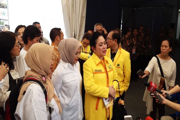 Titiek Soeharto (mengenakan jaket kuning) dari Partai Berkarya memberi keterangan kepada awak media di KPU, Jumat (10/8)./JIBI-Muhammad Ridwan