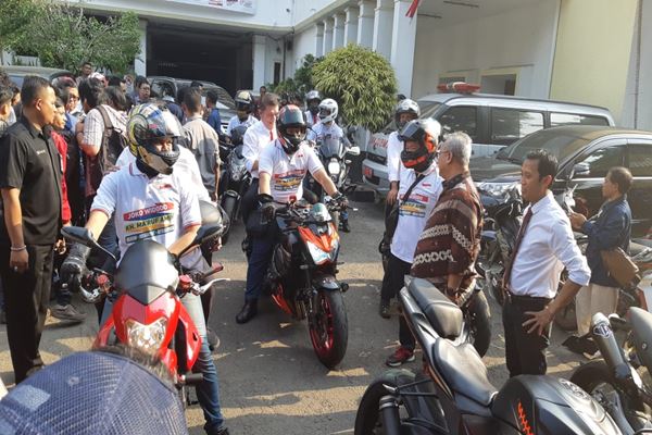  Sekjen Parpol Pengusung Jokowi Naik Moge ke KPU, Hasto: Mengikuti Tren