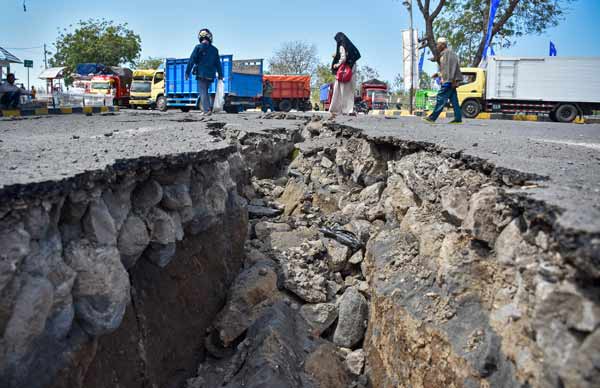  Jalan Retak Akibat Gempa di Lombok