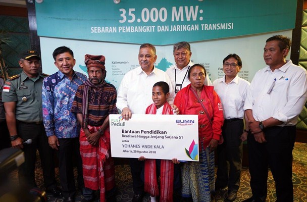  PLN Berikan Beasiswa Sampai S1 kepada Joni si Bocah Pemanjat Tiang Bendera