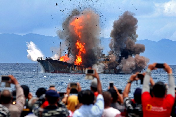  Menteri Susi: 125 Kapal Pencuri Ikan Ditenggelamkan Serentak di 11 Lokasi