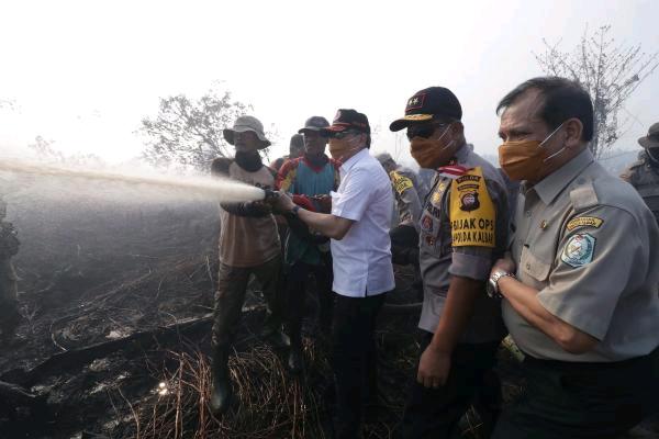  10 Helikopter Dikerahkan untuk Padamkan Kebakaran Lahan di Kalbar