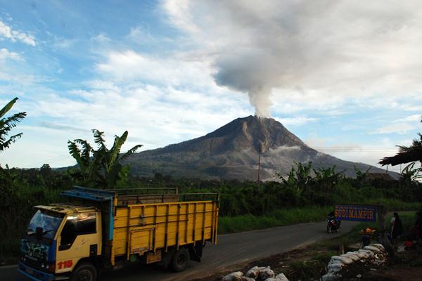  Gunung Berapi Meletus di Papua Nugini, Lava Mengalir ke 3 Desa