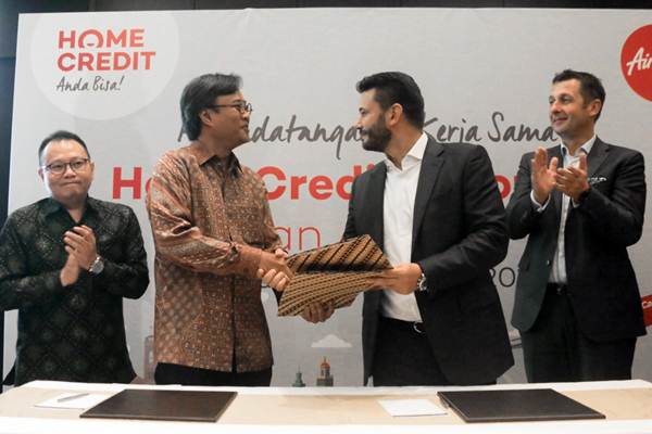  Kerja Sama Home Credit dan AirAsia