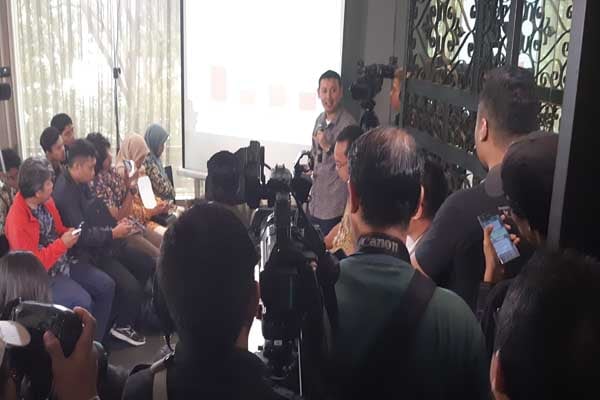  Survei Charta Politika : Publik Masih Belum Puas Kinerja DPR