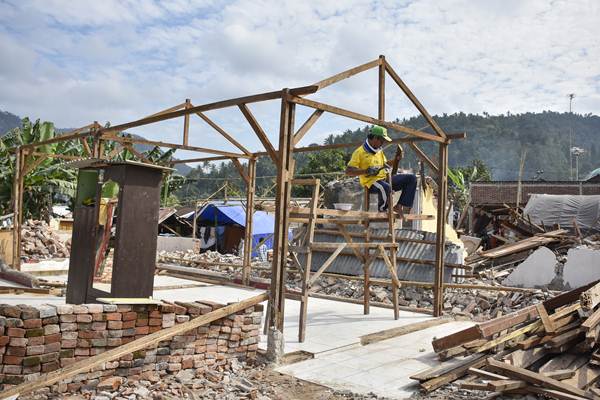  Korban Gempa Lombok Bangun Rumah Sementara