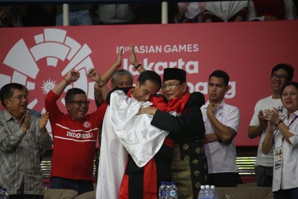  Wow, Jokowi & Prabowo Secara Bersamaan Peluk Atlet Pencak Silat Hanifan Yudani