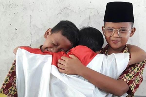  Adegan Berpelukan Jokowi-Hanifan-Prabowo Ditiru Anak-Anak Ini. Berikut Komentar Ridwan Kamil