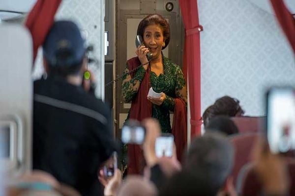  Beda Aksi Neno Warisman dan Susi Pudjiastuti Gunakan Mikrofon di Pesawat