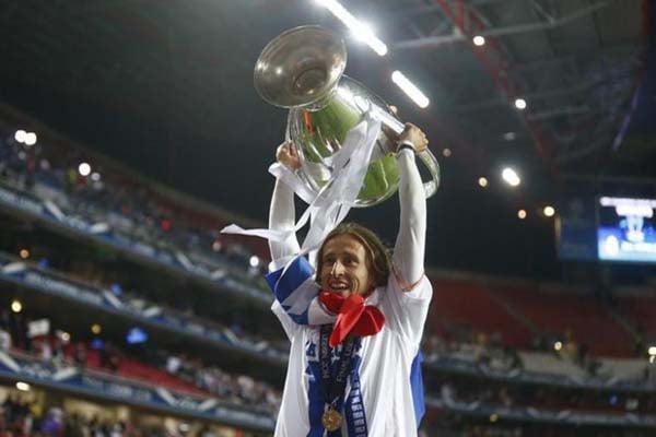 Luka Modric bersama trofi Liga Champions Eropa/Reuters-Michael Dalder