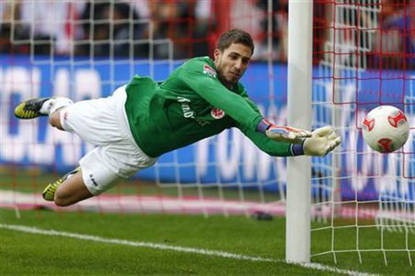  Kevin Trapp Tinggalkan PSG ke Eintracht Frankfurt 