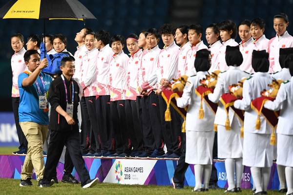  Jack Ma Berikan Boneka Asian Games 2018 Kepada Tim China