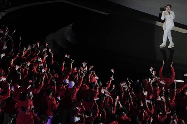 Penyanyi Via Vallen tampil menyanyikan lagu berjudul Meraih Bintang pada Upacara Pembukaan Asian Games 2018 di Stadion Utama GBK, Senayan, Jakarta, Sabtu (18/8). /Antara