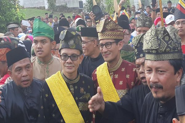  Berbusana Cekak Musang, Sandiaga Uno Tiba di Lembaga Adat Melayu Riau