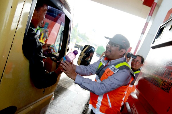  Harpelnas, Dirut MMS Bagikan Cenderamata ke Pengguna Jalan