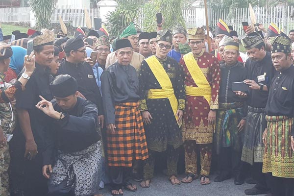  Pulang Kampung, Sandiaga Disambut Upacara Tepuk Tepung Tawar