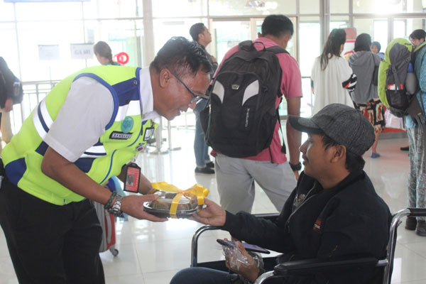  Harpelnas 2018 Bandara Sam Ratulangi Bagikan Coklat Dan Suvenir