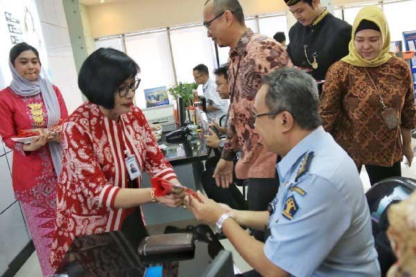  HARI PELANGGAN NASIONAL: Direksi BRI Ikut Layani Nasabah