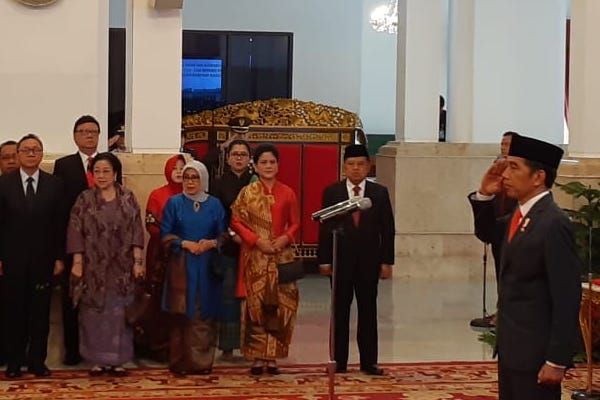  Presiden Jokowi Lantik 9 Gubernur di Istana