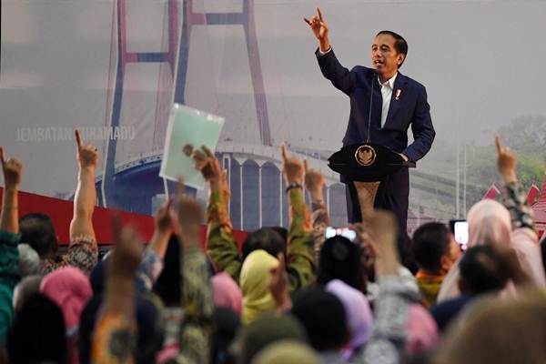  Presiden Jokowi Serahkan Sertifikat Tanah di Surabaya