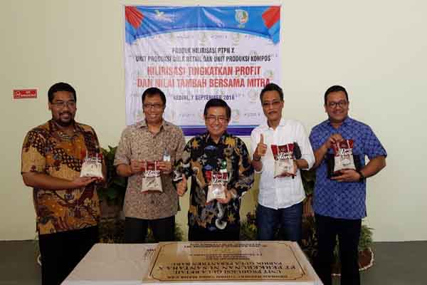 Jajaran Direksi PTPN X dan Komisaris PT Dasaplast Nusantara saat peresmian produk