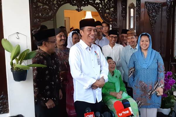  \'Sowan\' ke Sinta Nuriyah Wahid, Jokowi Santap Bubur Merah Putih