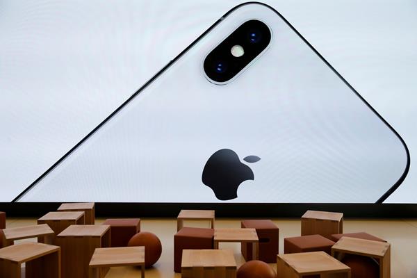  Diancam Tarif Impor, Trump Suruh Apple Produksi di AS