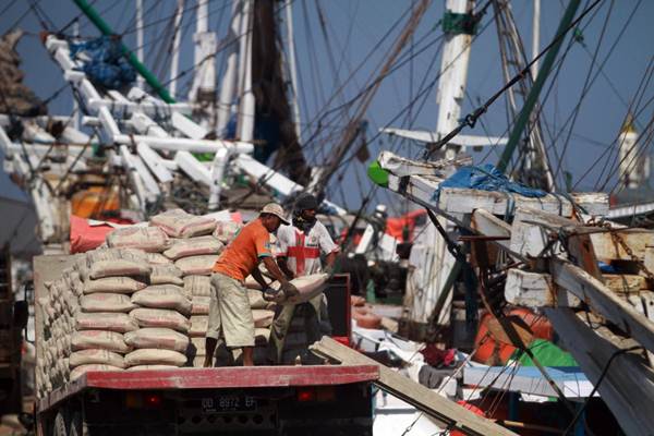  Bongkar Muat Semen di Pelabuhan Paotere