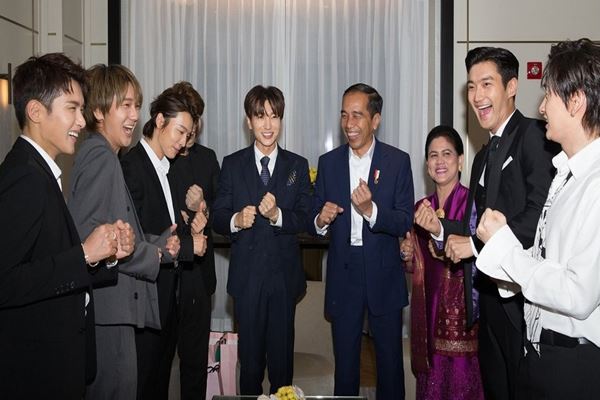  Super Junior dan Presiden Jokowi Goyang Dayung di Seoul